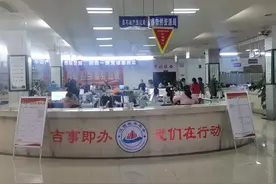 局长进大厅，窗口坐班“一线”服务图片