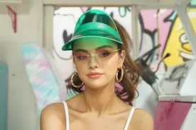 赛琳娜·戈麦斯晒泳装照，自信展示大腿内侧肾移植疤痕图片