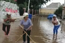 搞笑动图：大妈们可真会玩，童心未泯呀图片