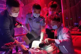 临晨突袭音乐酒吧 警方发现地下赌场图片