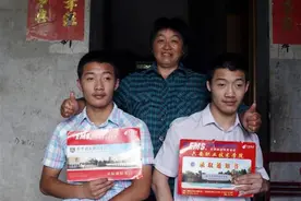 安徽脑瘫双胞胎双双考上大学，母亲从未放弃，摆摊卖早餐供养读书图片