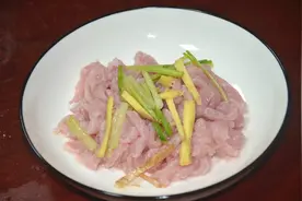 炒瘦肉有人加淀粉，有人放蛋清都错了，老师傅教你一招，嫩滑不腥图片