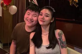RNG“太太团”再添一员？GALA女友美照泄露，水友：想打职业了图片