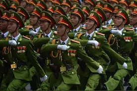 越南军队更换了4代军服，东西摇摆，为何与中国非常相似？图片