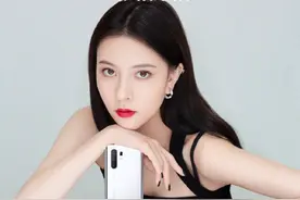 穿搭达人宋妍霏，复古爱心首饰造型别样，金属耳圈摩登风格十足图片