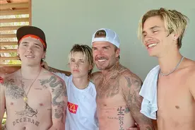 贝克汉姆父子齐光膀，俩弟弟随爸腹肌清晰，22岁大哥只有松软肚腩图片