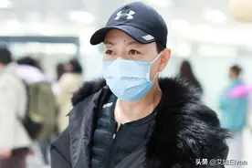 59岁宋丹丹罕见走机场，大把年纪穿健美裤配大衣，女团身材抢镜图片