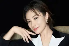 “体操皇后”刘璇罕见晒儿女，老公亲手为孩子理发，儿子坐姿乖巧图片