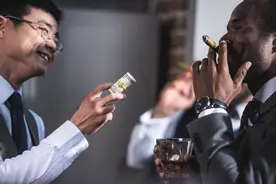 同事向你借钱，高情商的人这样回答，不伤感情和面子图片