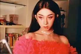庾澄庆伊能静儿子穿女装，着粉裙化彩妆，网友：勇敢做自己很棒图片