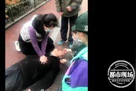老人晨练突然倒地，口吐白沫心跳停止，战疫护士跪地施救图片