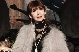 看着这个78岁的网红奶奶，吓的我都不敢去整容了图片