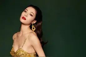 被钟楚曦的“大尺度”惊艳了，吊带裙穿出内衣感，凹凸感真是绝了图片
