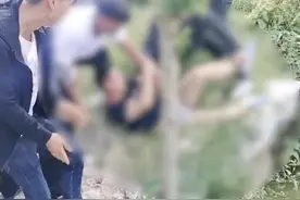 贵州一男子结婚被朋友扔池塘，其父怒斥：能交朋友就交，不能交走图片