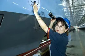 这个萌妹子，会造飞机还会修动车！图片
