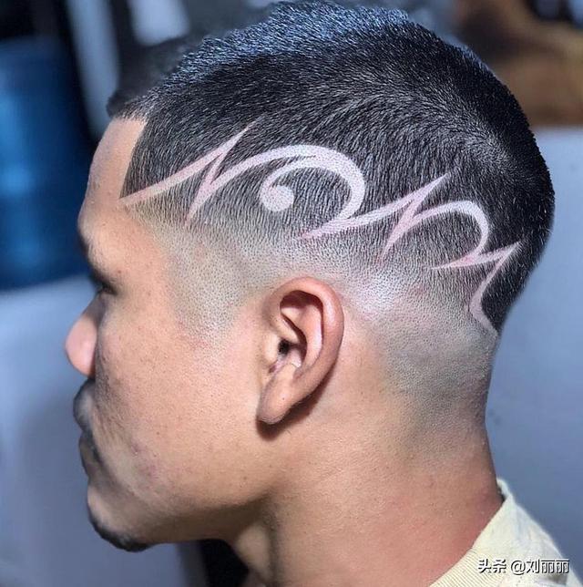 50岁左右的男人,尽量不要梳油头,烫卷发,其实这3款发型更减龄(男生