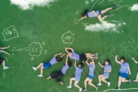 大学同学毕业后差距拉大，导员一语道破，差距在入学时开始拉开图片