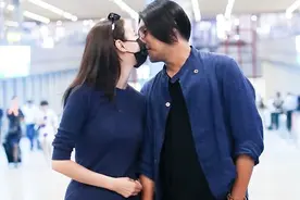 朱孝天携妻走机场，他留胡须发福成邋遢大叔，与妻隔口罩亲吻太甜图片