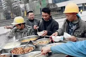 农民工的午餐，没有饭桌，没有餐厅，8元管饱图片