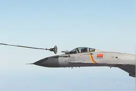 歼15夜间加油细节公开：12吨最大燃油满载，作战半径突破1500公里图片