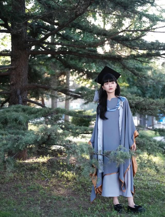 中央美院的学士服美上热搜！这是什么神仙毕业现场？