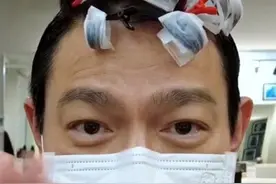 59岁刘德华晒烫头视频，头戴抹布接地气，紧张抠手不见天王风范图片