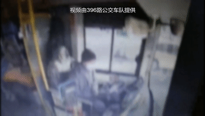 太冲动了！因为这件事，公交车司机开车撞同行，车上还有乘客图片