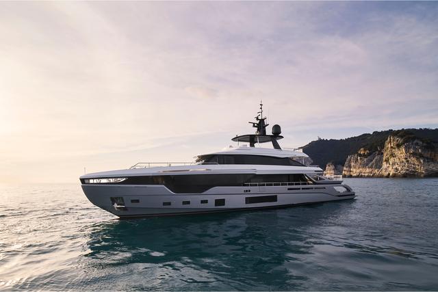 意大利阿兹慕巨人系列最大型号,azimut grande 38m trideck超级游艇