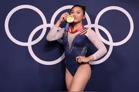 18岁女孩被封“新体操女王”，美籍苗裔，家庭贫困但养父全力支持图片