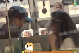 靳东与44岁妻子罕见同框，两人全程腻歪似连体婴，女方素颜太清纯图片