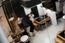 危险！打火机掉进火锅，被捞起时突然爆炸烫伤数人图片