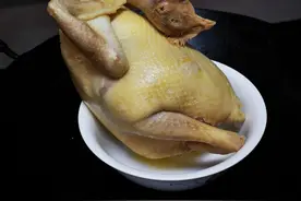 白切鸡，在粤西有一种神奇的蘸料，堪称绝品，瞬间提升鸡肉的美味图片