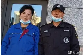 老人烧水忘记关火窗户冒出浓烟 保安破窗灭火图片