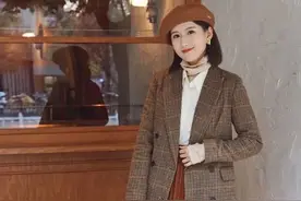 这才是中年妈妈该有的穿搭，毛呢大衣+半身裙，展现温柔优雅风图片