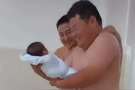 宝爸和舅舅抱新生儿走红，网友：就像两个猪八戒偷看人参果图片