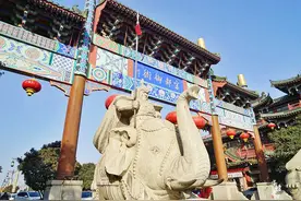 开封有一条千年古街，现在是中国最大的仿宋建筑街，充满了商业味图片