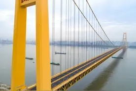 中国修建杨泗港长江大桥，跨江1700米不设桥墩，建桥技术惊艳世界图片