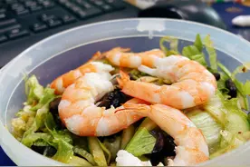 减肥减脂轻食简餐：鲜虾时蔬大拌菜+玉米大碴粥，清清爽爽好味道图片