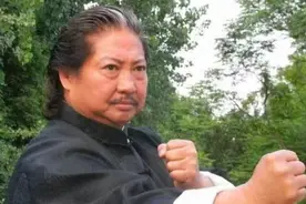 抛弃原配，突然娶女徒弟，深陷坐轮椅传言，洪金宝现在怎么样了？图片