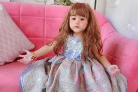 小女孩精致得像“洋娃娃”，被质疑整容，妈妈晒出合照后网友酸了图片