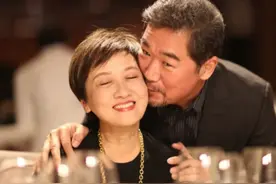 30岁嫁给二婚的张国立，被要求不准生育，如今64岁只能领养孩子图片