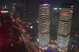 上海的东方明珠，上面可以俯瞰上海！视频封面