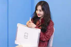 杨幂穿短裤录《快本》，坐下时才知考虑不周有点小尬，频频用手遮图片