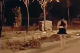 女子身穿抹胸装小短裙独自夜跑，周围人烟稀少，半天看不见一个人图片