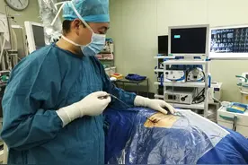 17岁胖少女久坐“压坏”腰椎图片