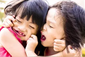 孩子出现咬人打人行为，懂孩子的父母和一般父母，处理方法差别大图片