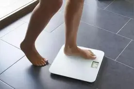 体重过一百的女人，这4种常见水果越少吃越好，热量高还容易长膘图片