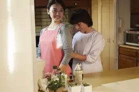 婆婆半夜推门进来要替我看娃，我怒言：孩子我看，给我点私密空间图片