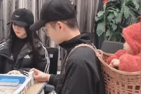 “背篓舅舅”火了，打麻将带娃两不误！网友：请问孩子缺舅妈吗？图片