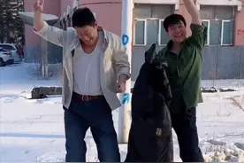 45岁于震再引争议，雪地热舞大敞衬衣露背心，被批为钱不顾身体图片